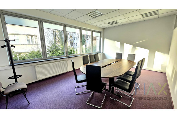 małopolskie, Krak&oacute;w, Stare Miasto, Karmelicka, Przestronny lokal z dużymi oknami. Karmelicka