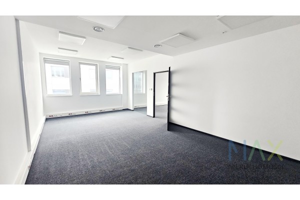 małopolskie, Krak&oacute;w, Płasz&oacute;w, Kamińskiego, Spore biuro w biurowcu z recepcją. Blisko CH Bonarka